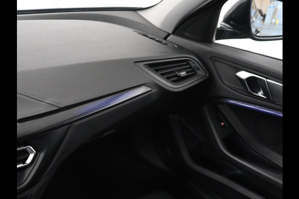 BMW 1-serie 118i Executive Edition Sport Line | Half Leder | Carplay | Cruise control | Park assist | Sfeerverlichting | Climate contol | Virtual Dashboard | Full LED | Navigatie |
