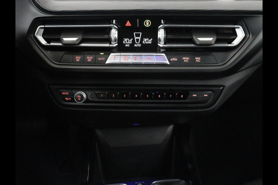 BMW 1-serie 118i Executive Edition Sport Line | Half Leder | Carplay | Cruise control | Park assist | Sfeerverlichting | Climate contol | Virtual Dashboard | Full LED | Navigatie |