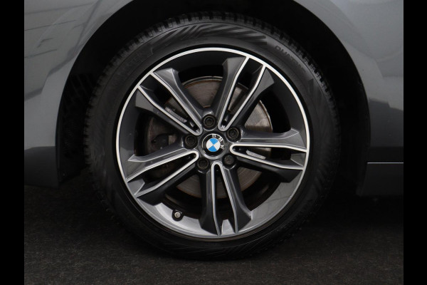 BMW 1-serie 118i Executive Edition Sport Line | Half Leder | Carplay | Cruise control | Park assist | Sfeerverlichting | Climate contol | Virtual Dashboard | Full LED | Navigatie |