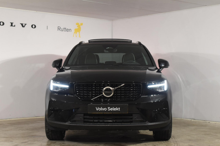 Volvo XC40 B4 211PK Automaat Plus Dark / Lounge Pakket / Extra getint glas / Panoramadak / Elektrische stoelen met geheugen / Harman Kardon / Stoel- en stuurverwarming / Microtech/Nubuck bekleding