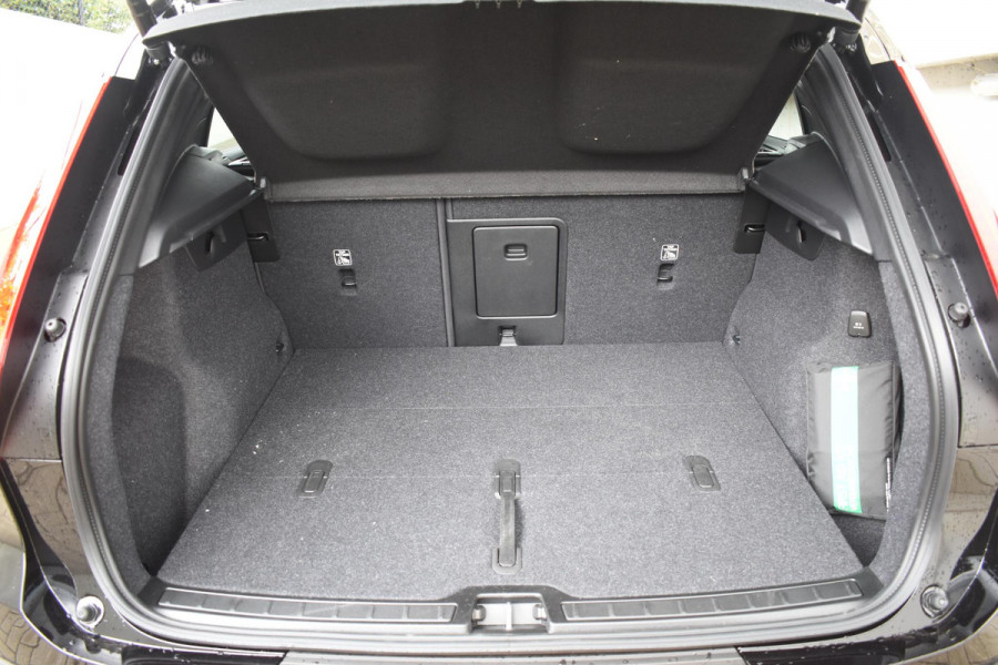 Volvo XC40 B4 211PK Automaat Plus Dark / Lounge Pakket / Extra getint glas / Panoramadak / Elektrische stoelen met geheugen / Harman Kardon / Stoel- en stuurverwarming / Microtech/Nubuck bekleding