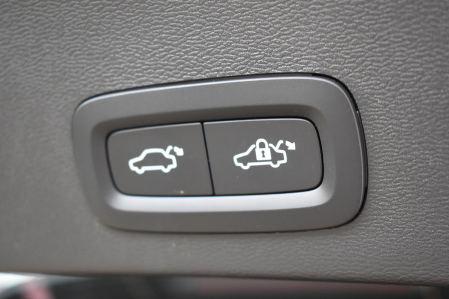 Volvo XC40 B4 211PK Automaat Plus Dark / Lounge Pakket / Extra getint glas / Panoramadak / Elektrische stoelen met geheugen / Harman Kardon / Stoel- en stuurverwarming / Microtech/Nubuck bekleding