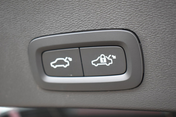 Volvo XC40 B4 211PK Automaat Plus Dark / Lounge Pakket / Extra getint glas / Panoramadak / Elektrische stoelen met geheugen / Harman Kardon / Stoel- en stuurverwarming / Microtech/Nubuck bekleding