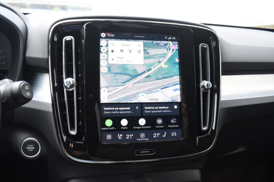 Volvo XC40 B4 211PK Automaat Plus Dark / Lounge Pakket / Extra getint glas / Panoramadak / Elektrische stoelen met geheugen / Harman Kardon / Stoel- en stuurverwarming / Microtech/Nubuck bekleding