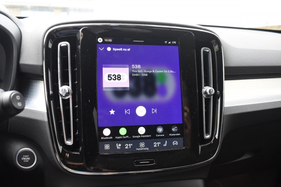 Volvo XC40 B4 211PK Automaat Plus Dark / Lounge Pakket / Extra getint glas / Panoramadak / Elektrische stoelen met geheugen / Harman Kardon / Stoel- en stuurverwarming / Microtech/Nubuck bekleding