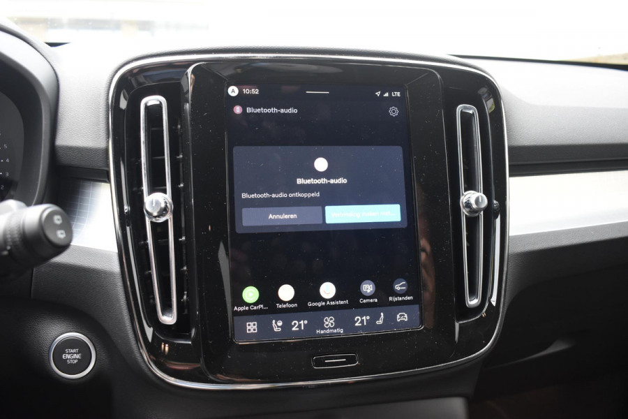 Volvo XC40 B4 211PK Automaat Plus Dark / Lounge Pakket / Extra getint glas / Panoramadak / Elektrische stoelen met geheugen / Harman Kardon / Stoel- en stuurverwarming / Microtech/Nubuck bekleding