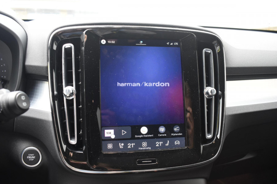Volvo XC40 B4 211PK Automaat Plus Dark / Lounge Pakket / Extra getint glas / Panoramadak / Elektrische stoelen met geheugen / Harman Kardon / Stoel- en stuurverwarming / Microtech/Nubuck bekleding