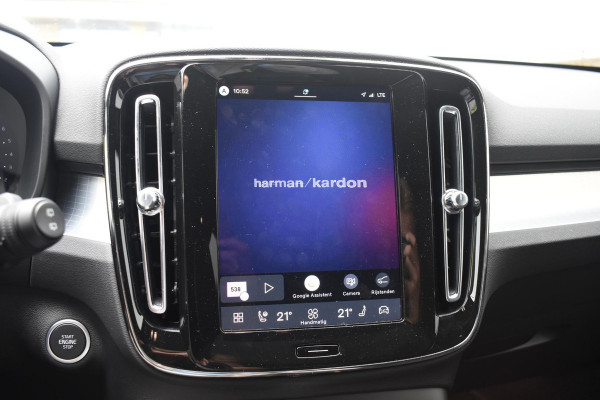 Volvo XC40 B4 211PK Automaat Plus Dark / Lounge Pakket / Extra getint glas / Panoramadak / Elektrische stoelen met geheugen / Harman Kardon / Stoel- en stuurverwarming / Microtech/Nubuck bekleding