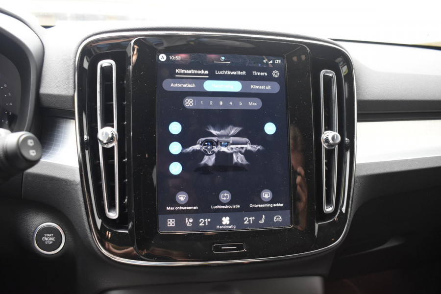 Volvo XC40 B4 211PK Automaat Plus Dark / Lounge Pakket / Extra getint glas / Panoramadak / Elektrische stoelen met geheugen / Harman Kardon / Stoel- en stuurverwarming / Microtech/Nubuck bekleding