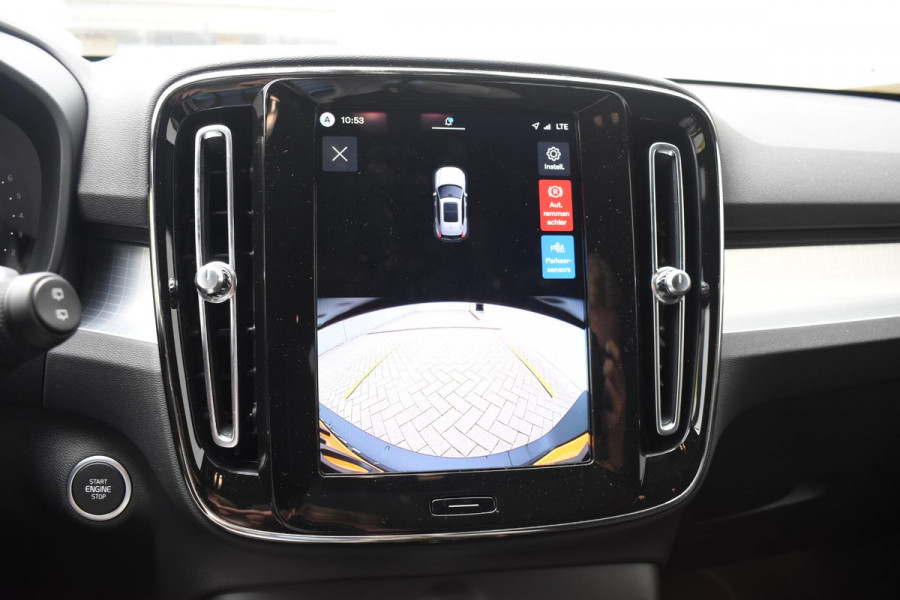 Volvo XC40 B4 211PK Automaat Plus Dark / Lounge Pakket / Extra getint glas / Panoramadak / Elektrische stoelen met geheugen / Harman Kardon / Stoel- en stuurverwarming / Microtech/Nubuck bekleding