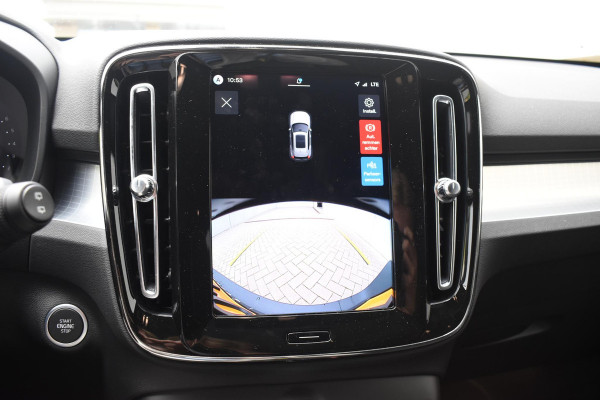 Volvo XC40 B4 211PK Automaat Plus Dark / Lounge Pakket / Extra getint glas / Panoramadak / Elektrische stoelen met geheugen / Harman Kardon / Stoel- en stuurverwarming / Microtech/Nubuck bekleding