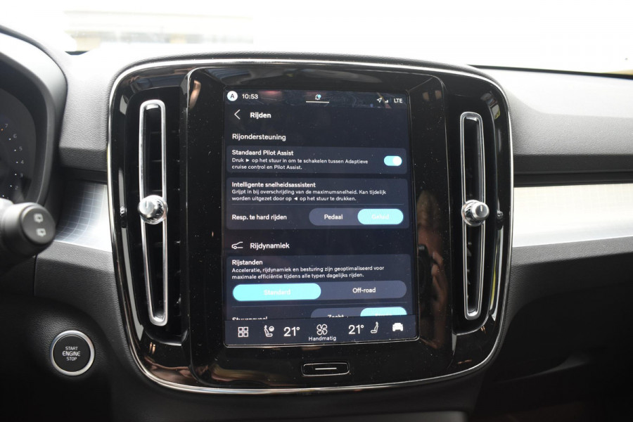 Volvo XC40 B4 211PK Automaat Plus Dark / Lounge Pakket / Extra getint glas / Panoramadak / Elektrische stoelen met geheugen / Harman Kardon / Stoel- en stuurverwarming / Microtech/Nubuck bekleding