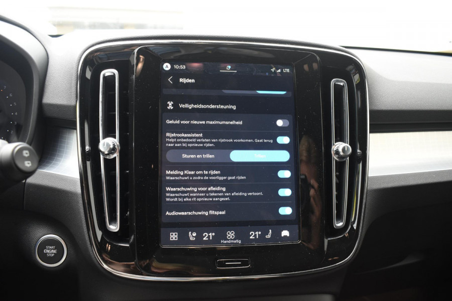 Volvo XC40 B4 211PK Automaat Plus Dark / Lounge Pakket / Extra getint glas / Panoramadak / Elektrische stoelen met geheugen / Harman Kardon / Stoel- en stuurverwarming / Microtech/Nubuck bekleding