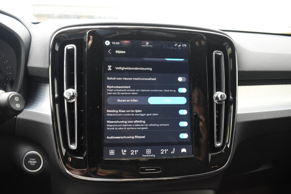 Volvo XC40 B4 211PK Automaat Plus Dark / Lounge Pakket / Extra getint glas / Panoramadak / Elektrische stoelen met geheugen / Harman Kardon / Stoel- en stuurverwarming / Microtech/Nubuck bekleding
