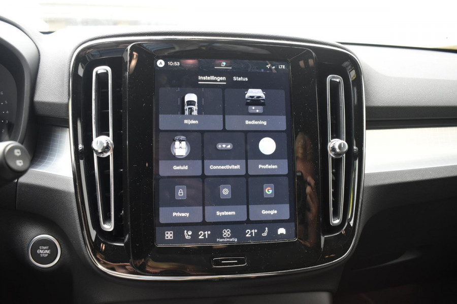Volvo XC40 B4 211PK Automaat Plus Dark / Lounge Pakket / Extra getint glas / Panoramadak / Elektrische stoelen met geheugen / Harman Kardon / Stoel- en stuurverwarming / Microtech/Nubuck bekleding
