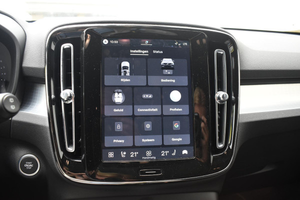 Volvo XC40 B4 211PK Automaat Plus Dark / Lounge Pakket / Extra getint glas / Panoramadak / Elektrische stoelen met geheugen / Harman Kardon / Stoel- en stuurverwarming / Microtech/Nubuck bekleding
