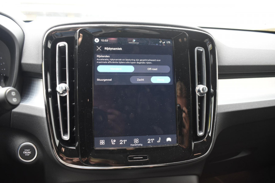 Volvo XC40 B4 211PK Automaat Plus Dark / Lounge Pakket / Extra getint glas / Panoramadak / Elektrische stoelen met geheugen / Harman Kardon / Stoel- en stuurverwarming / Microtech/Nubuck bekleding