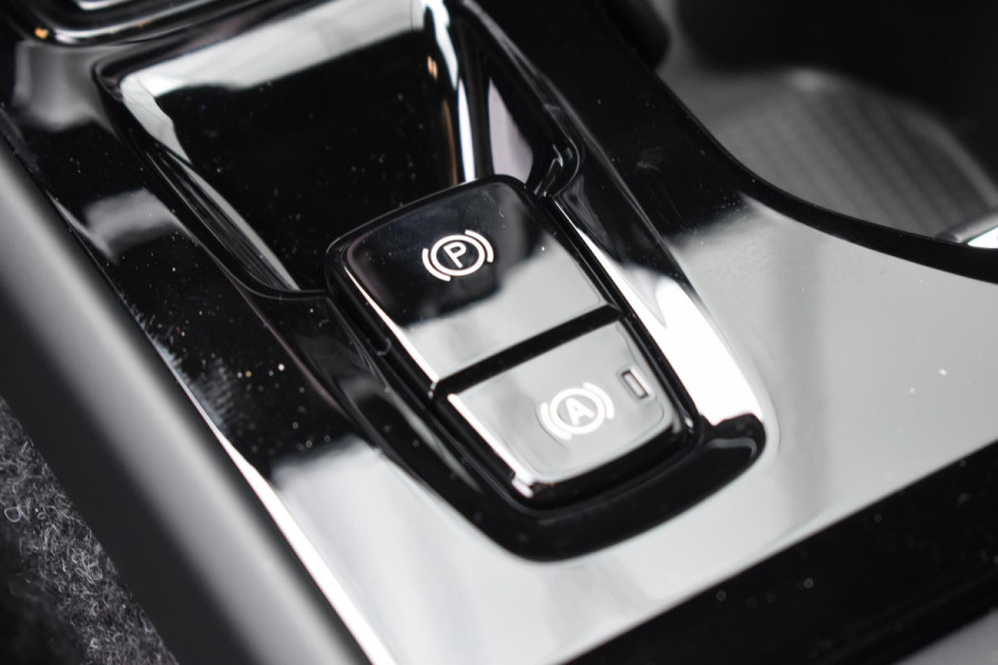 Volvo XC40 B4 211PK Automaat Plus Dark / Lounge Pakket / Extra getint glas / Panoramadak / Elektrische stoelen met geheugen / Harman Kardon / Stoel- en stuurverwarming / Microtech/Nubuck bekleding