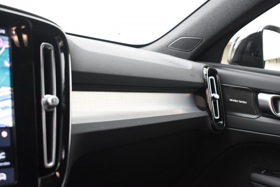 Volvo XC40 B4 211PK Automaat Plus Dark / Lounge Pakket / Extra getint glas / Panoramadak / Elektrische stoelen met geheugen / Harman Kardon / Stoel- en stuurverwarming / Microtech/Nubuck bekleding