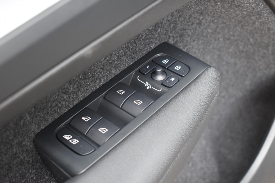 Volvo XC40 B4 211PK Automaat Plus Dark / Lounge Pakket / Extra getint glas / Panoramadak / Elektrische stoelen met geheugen / Harman Kardon / Stoel- en stuurverwarming / Microtech/Nubuck bekleding