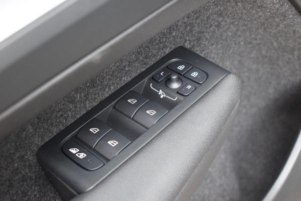 Volvo XC40 B4 211PK Automaat Plus Dark / Lounge Pakket / Extra getint glas / Panoramadak / Elektrische stoelen met geheugen / Harman Kardon / Stoel- en stuurverwarming / Microtech/Nubuck bekleding