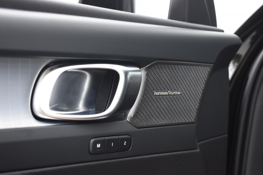 Volvo XC40 B4 211PK Automaat Plus Dark / Lounge Pakket / Extra getint glas / Panoramadak / Elektrische stoelen met geheugen / Harman Kardon / Stoel- en stuurverwarming / Microtech/Nubuck bekleding