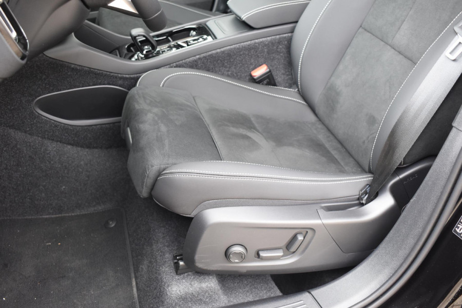 Volvo XC40 B4 211PK Automaat Plus Dark / Lounge Pakket / Extra getint glas / Panoramadak / Elektrische stoelen met geheugen / Harman Kardon / Stoel- en stuurverwarming / Microtech/Nubuck bekleding