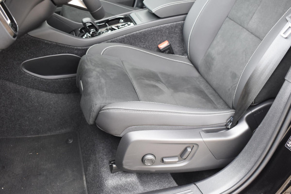 Volvo XC40 B4 211PK Automaat Plus Dark / Lounge Pakket / Extra getint glas / Panoramadak / Elektrische stoelen met geheugen / Harman Kardon / Stoel- en stuurverwarming / Microtech/Nubuck bekleding