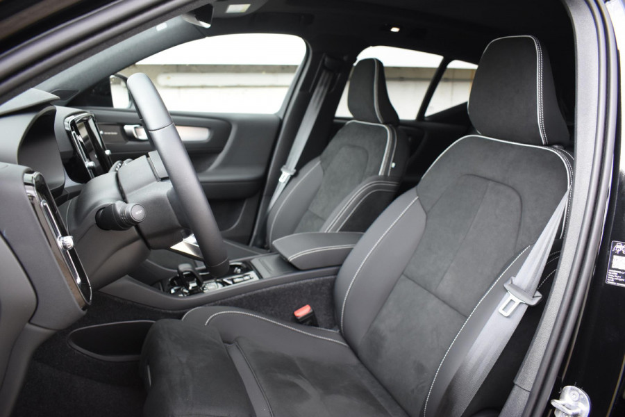 Volvo XC40 B4 211PK Automaat Plus Dark / Lounge Pakket / Extra getint glas / Panoramadak / Elektrische stoelen met geheugen / Harman Kardon / Stoel- en stuurverwarming / Microtech/Nubuck bekleding