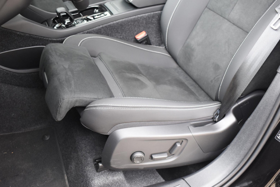 Volvo XC40 B4 211PK Automaat Plus Dark / Lounge Pakket / Extra getint glas / Panoramadak / Elektrische stoelen met geheugen / Harman Kardon / Stoel- en stuurverwarming / Microtech/Nubuck bekleding