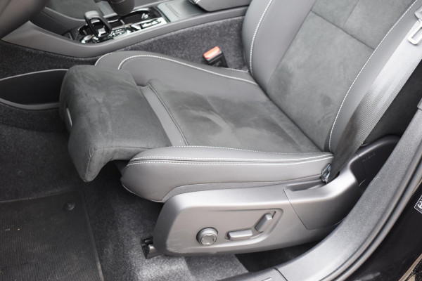 Volvo XC40 B4 211PK Automaat Plus Dark / Lounge Pakket / Extra getint glas / Panoramadak / Elektrische stoelen met geheugen / Harman Kardon / Stoel- en stuurverwarming / Microtech/Nubuck bekleding