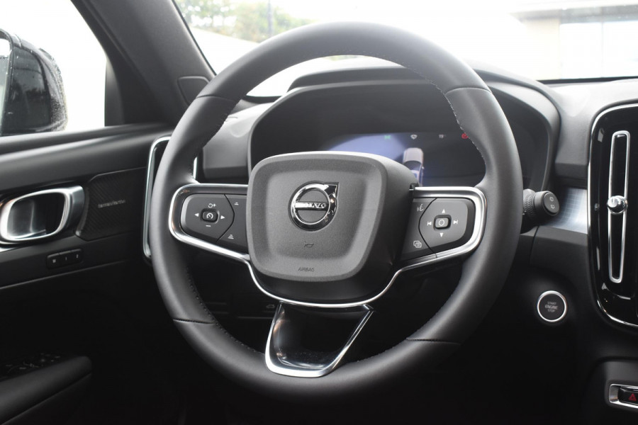 Volvo XC40 B4 211PK Automaat Plus Dark / Lounge Pakket / Extra getint glas / Panoramadak / Elektrische stoelen met geheugen / Harman Kardon / Stoel- en stuurverwarming / Microtech/Nubuck bekleding