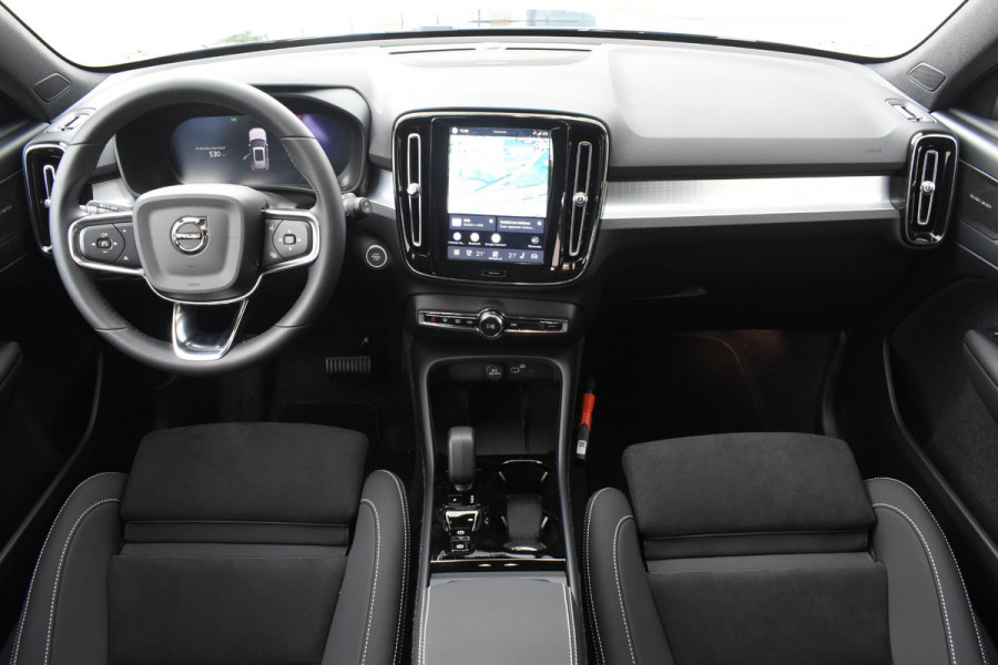 Volvo XC40 B4 211PK Automaat Plus Dark / Lounge Pakket / Extra getint glas / Panoramadak / Elektrische stoelen met geheugen / Harman Kardon / Stoel- en stuurverwarming / Microtech/Nubuck bekleding