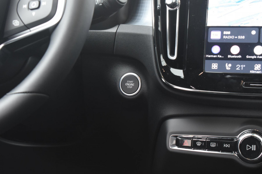 Volvo XC40 B4 211PK Automaat Plus Dark / Lounge Pakket / Extra getint glas / Panoramadak / Elektrische stoelen met geheugen / Harman Kardon / Stoel- en stuurverwarming / Microtech/Nubuck bekleding