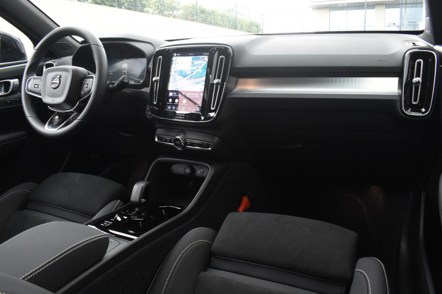 Volvo XC40 B4 211PK Automaat Plus Dark / Lounge Pakket / Extra getint glas / Panoramadak / Elektrische stoelen met geheugen / Harman Kardon / Stoel- en stuurverwarming / Microtech/Nubuck bekleding