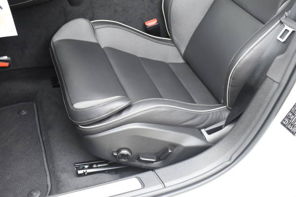 Volvo V60 T8 455PK Plug-in hybrid AWD Ultra Dark Performance Edition / Polestar Optimalisatie / Glossy black Logo's / 360 Camera / Harman Kardon audio / Head-up display / Panorama dak / 19" / Stoel- en stuurverwarming