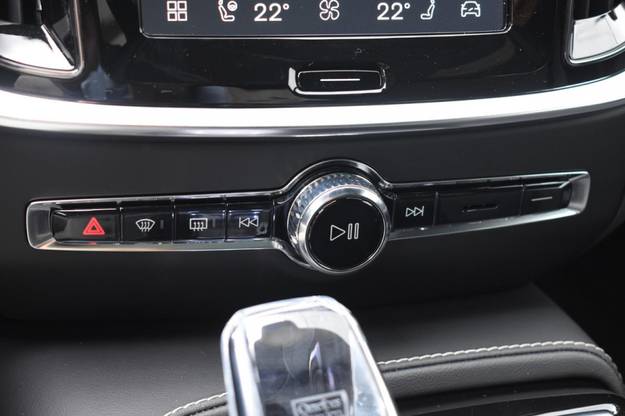 Volvo V60 T8 455PK Plug-in hybrid AWD Ultra Dark Performance Edition / Polestar Optimalisatie / Glossy black Logo's / 360 Camera / Harman Kardon audio / Head-up display / Panorama dak / 19" / Stoel- en stuurverwarming