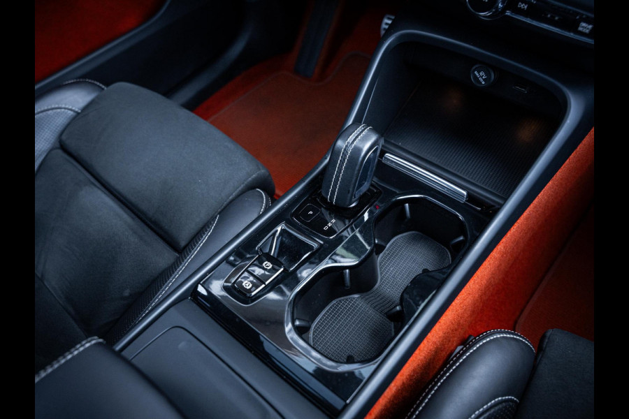 Volvo XC40 2.0 T5 AWD R-Design Intro Edition - Pano l H/Kardon l Memory l Camera