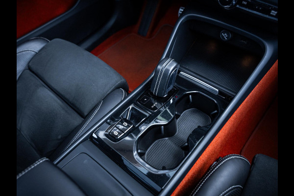 Volvo XC40 2.0 T5 AWD R-Design Intro Edition - Pano l H/Kardon l Memory l Camera