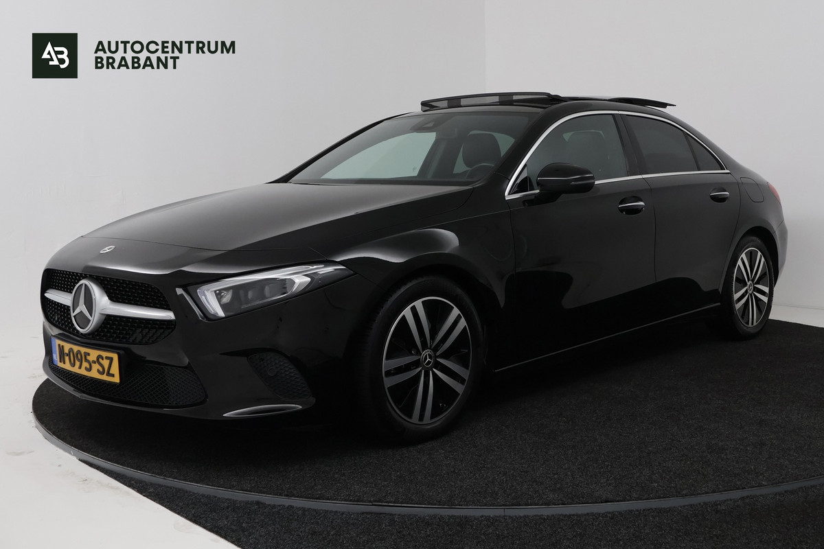 Mercedes-Benz A-Klasse 180 Business Solution (PANORAMADAK, SFEERVERLICHTING, CAMERA, STOELVERWARMING, LEDER)