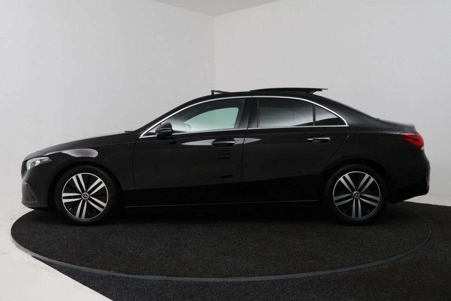 Mercedes-Benz A-Klasse 180 Business Solution (PANORAMADAK, SFEERVERLICHTING, CAMERA, STOELVERWARMING, LEDER)