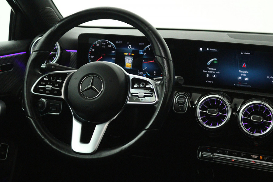 Mercedes-Benz A-Klasse 180 Business Solution (PANORAMADAK, SFEERVERLICHTING, CAMERA, STOELVERWARMING, LEDER)