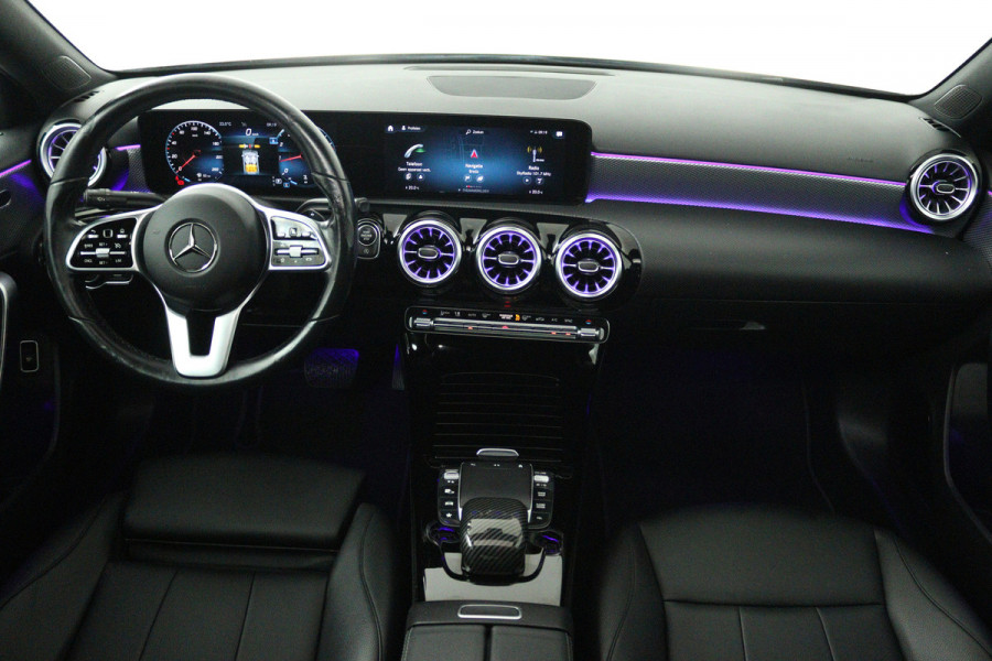 Mercedes-Benz A-Klasse 180 Business Solution (PANORAMADAK, SFEERVERLICHTING, CAMERA, STOELVERWARMING, LEDER)