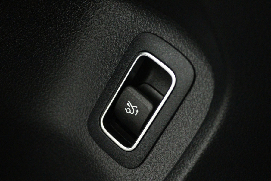 Mercedes-Benz A-Klasse 180 Business Solution (PANORAMADAK, SFEERVERLICHTING, CAMERA, STOELVERWARMING, LEDER)