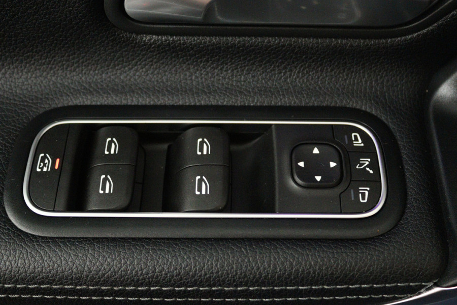 Mercedes-Benz A-Klasse 180 Business Solution (PANORAMADAK, SFEERVERLICHTING, CAMERA, STOELVERWARMING, LEDER)