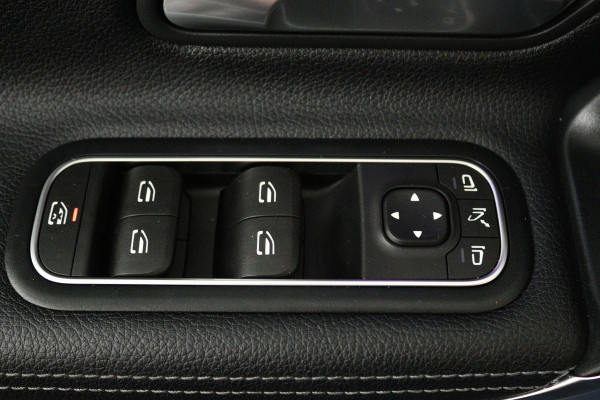Mercedes-Benz A-Klasse 180 Business Solution (PANORAMADAK, SFEERVERLICHTING, CAMERA, STOELVERWARMING, LEDER)