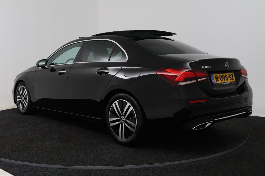 Mercedes-Benz A-Klasse 180 Business Solution (PANORAMADAK, SFEERVERLICHTING, CAMERA, STOELVERWARMING, LEDER)
