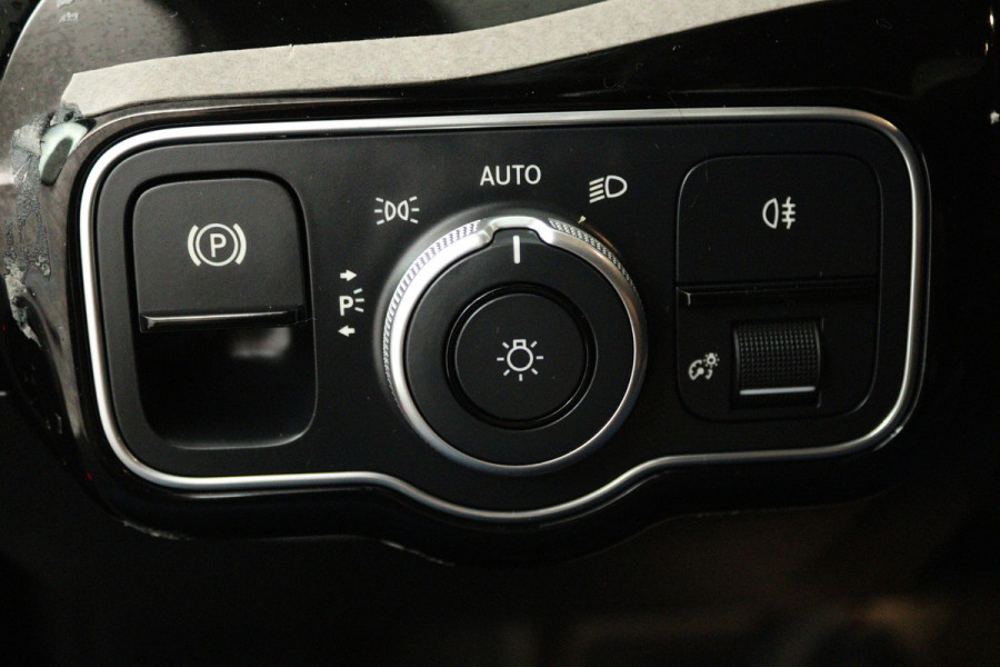 Mercedes-Benz A-Klasse 180 Business Solution (PANORAMADAK, SFEERVERLICHTING, CAMERA, STOELVERWARMING, LEDER)