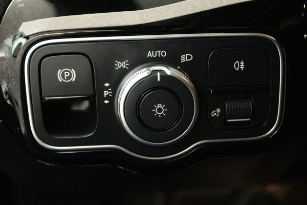 Mercedes-Benz A-Klasse 180 Business Solution (PANORAMADAK, SFEERVERLICHTING, CAMERA, STOELVERWARMING, LEDER)
