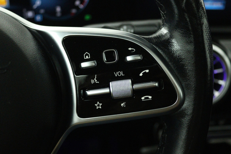 Mercedes-Benz A-Klasse 180 Business Solution (PANORAMADAK, SFEERVERLICHTING, CAMERA, STOELVERWARMING, LEDER)